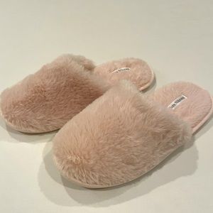Flora Nikrooz pink fuzzy slippers